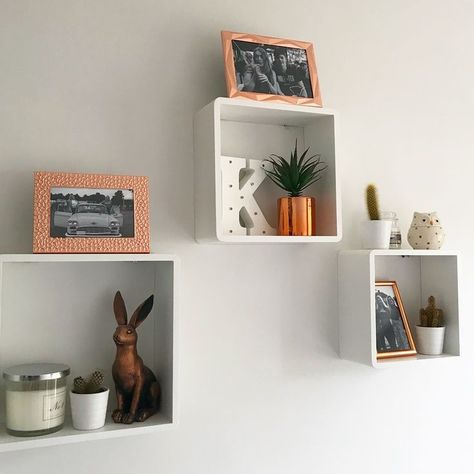 Floating Shelves Square, Square Shelf Ideas, Cube Wall Shelf Decor Ideas, Square Shelves On Wall, Square Shelves Decor Cubes, Wall Cubes Ideas Decor, Square Shelf Decor, Square Wall Shelves, Square Bookshelf