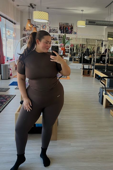 Shop details in the LTK App Plus Size Pilates, Plus Size Posing, Pilates Outfit, Pretty Cocktails, Plus Size Yoga, Get It Girl, Healthy Girl, Plus Size Fits, Gym Fit