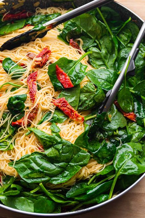 Shrimp Spinach Sundried Tomato Pasta, Spinach Angel Hair Pasta, White Wine Pasta Sauce, Dried Tomato Pasta, Angel Hair Pasta Recipes, Pasta Board, Pasta Con Broccoli, Spinach Pasta Recipes, Sip And Feast