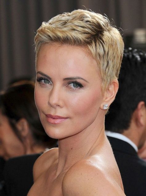 Charlize-Theron's short-hairstyles Charlize Theron Short Hair, Charlize Theron Hair, Oscar Hairstyles, Trendy We Fryzurach, Celebrity Short Hair, Trendy Short Haircuts, Short Hairstyles For Thick Hair, Very Short Hair, Short Blonde