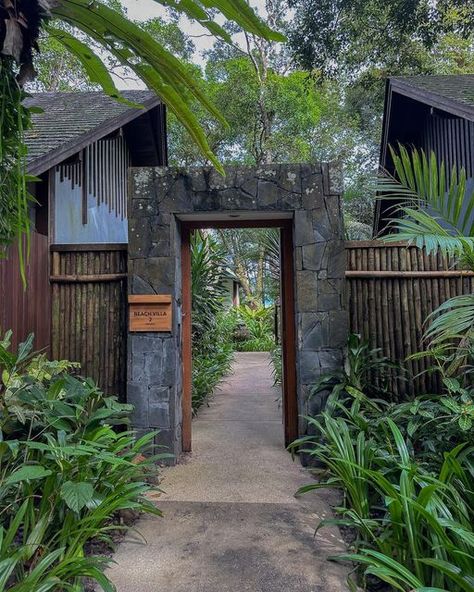 Bali Villa Entrance, Tropical Entryway, Villa Entrance, Bali Architecture, Malaysia Truly Asia, Bali Garden, Stone Wall Design, Bali Villa, Eco Lodge