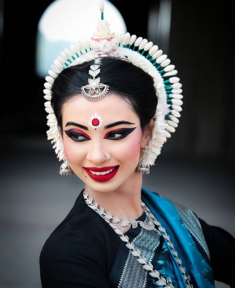 Odissi Makeup, Odissi Costume, Dance Eye Makeup, Bharatanatyam Makeup, Odissi Dance, Dance Of India, Bengali Bridal Makeup, Indian Classical Dance, Dance Makeup