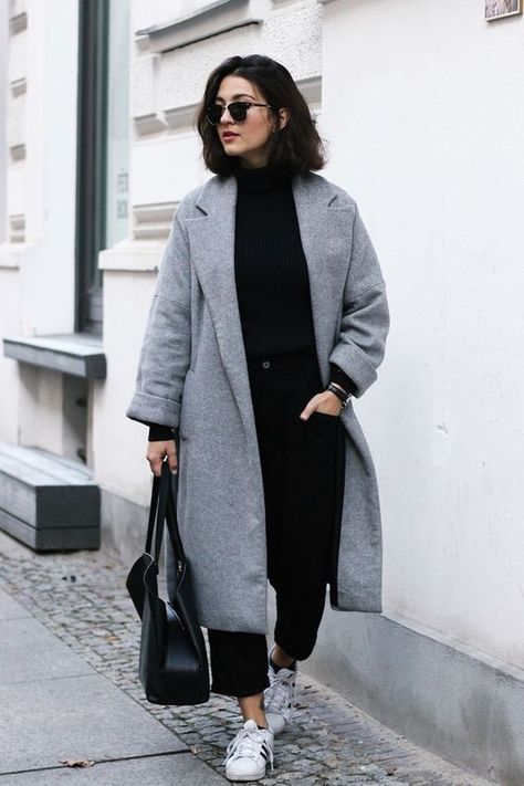 Grey Coat Outfit, Mantel Outfit, Long Grey Coat, Life Vibes, Best Winter Coats, Winter Outfits Aesthetic, Gray Coat, Winter Fashion Outfits Casual, Burberry Trench