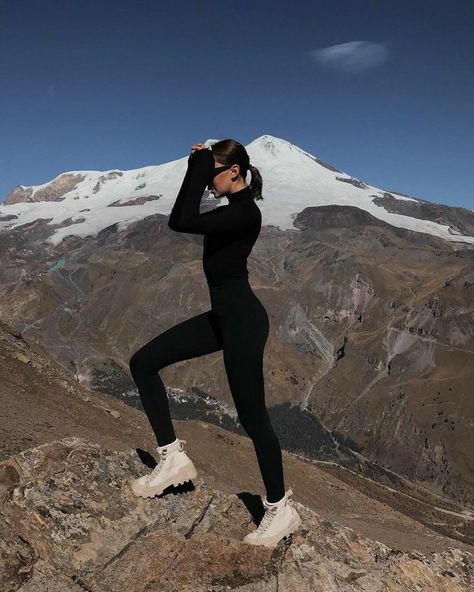 Outdoors Women Style, Swiss Hiking Outfit, Hike Outfit Winter, Edgy Granola Style, Hiking Girl Outfit, Hiking Photoshoot Ideas, Cold Hiking Outfit Women, Mountain Aesthetic Outfit, Hiking Girl Aesthetic