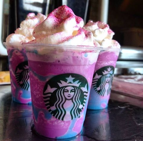 Starbucks Unicorn Frappuccino - Look at those colors!! Unicorn Frappuccino, Resep Starbuck, Minuman Starbucks, Secret Starbucks Recipes, Secret Starbucks Drinks, Frappuccino Recipe, Starbucks Coffee Drinks, Starbucks Menu, Starbucks Frappuccino