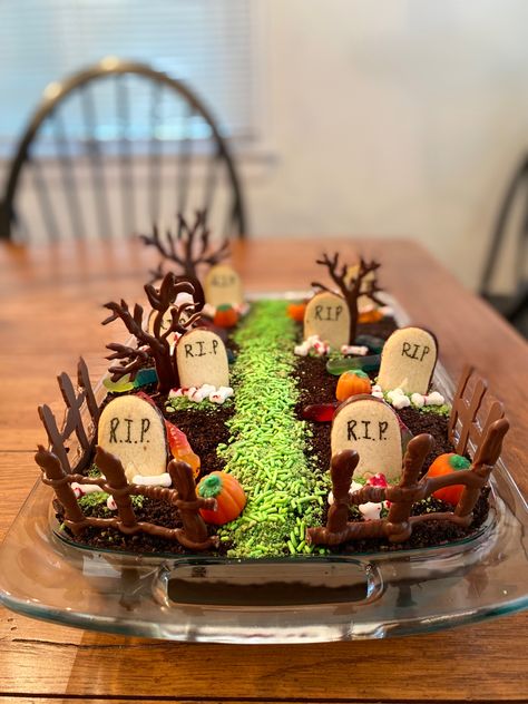 Cemetery Cake, Halloween Graveyard Cake, Graveyard Cake, Halloween Food Crafts, Desserts Easy, Halloween Desserts, Halloween Food, Halloween Cakes, Halloween Cookies