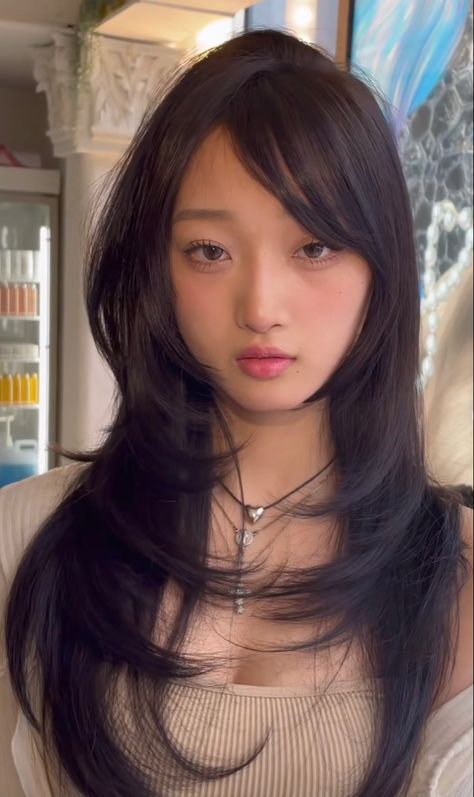 Long Hair And Layers, Rory Gilmore Bangs, Asian Hair Updo, Side Bangs With Long Hair, Side Bang Haircuts, Bangs Wavy Hair, Side Bangs Hairstyles, Hair Inspiration Long, Eun Chae