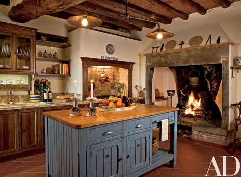 Fireplace In Kitchen, Dapur Rustic, Rustic Italian Home, Italian Kitchen Design, Rustic Italian, Italian Decor, Kitchen Fireplace, Italian Kitchen, Cozy Kitchen