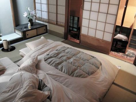 Futon Bedroom Ideas, Tatami Futon, Japanese Style Bedroom, Futon Makeover, Japanese Futon Mattress, Japanese Bed, Diy Futon, Futon Living Room, Japanese Apartment