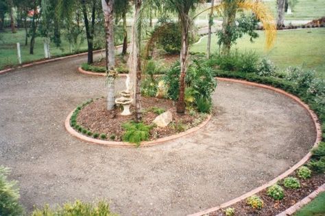 Driveway turnaround Circle Driveway Landscaping, Gravel Driveway Landscaping, Circle Driveway, Landscaping Rock, Driveway Ideas, Driveway Lighting, Gravel Driveway, Driveway Entrance, Driveway Design