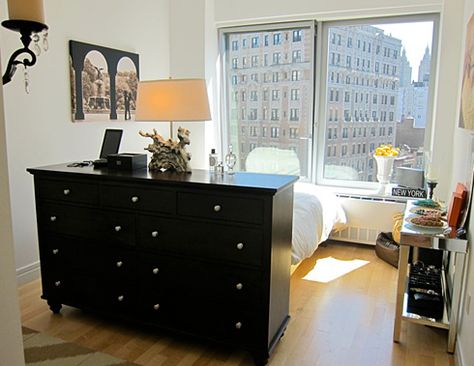 Love the dresser as headboard and that the bed faces directly out the window. Bed Facing Window, Room With Dresser, Board Dresser, Bed Board, Studio Apartment Design, Apartment Chic, Head Board, New York City Apartment, Studio Living