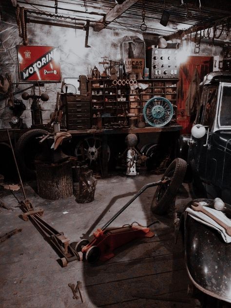 Vintage Garage Ideas, Car Mechanic Garage, Old School Garage, American Garage, Mechanics Aesthetic, Diy Mechanics, Haircut Selfie, Photo Hijab, Cool Garages