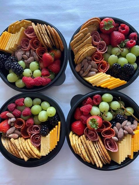 Charcuterie Bowls, Brunch Boards, Charcuterie Lunch, Grazing Food, Charcuterie Ideas, Charcuterie Gifts, Vacation Meals, Catering Ideas Food, Lake Food Ideas Summer