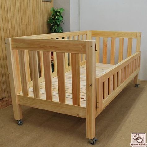 Cribs For Small Spaces, Wooden Baby Crib, Kids Bedroom Furniture Design, Baby Crib Diy, Baby Crib Sets, Baby Cot Bedding, Diy Crib, Stylish Bedroom Design, Diy Camper Remodel