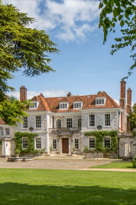 A refined and historic mansion in the pastoral English countryside that is tied to British—and Hollywood—royalty has just hit the market for £13.5 million (US$17.7 million). The more than 300-year-old home is in Hampshire—an area also known as Jane Austen’s County for being the author’s beloved home for much of her life—is known as Shawford Park and the manor is thought to date to 1685. English Manor Exterior, British Stately Homes, English Mansions, Estate Exterior, Old English Estate, British Manor Houses, British Estate, English Country Estate, Manor Houses