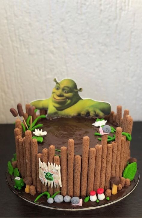 Shrek Inspired Party, Shrek And Fiona Birthday Party Ideas, Shrek Birthday Cake Ideas, Shrek Bday Cake, Shrek Themed Desserts, Shrek Birthday Party Cake, Shrek Swamp Cake, Shrek Food Ideas Party, Shriek Birthday Party Ideas