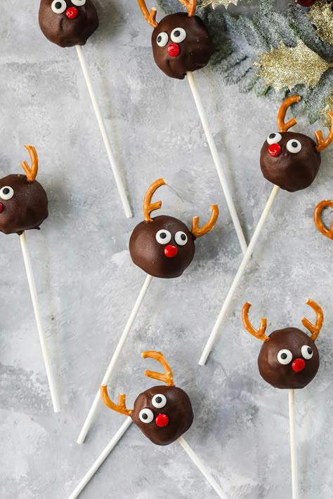 Make your own fleet of reindeer this Christmas with this cute vegan cake pop recipe! Christmas Themed Dessert, Reindeer Cake, Christmas Potluck, Reindeer Cakes, Cake Design Ideas, 10 Cake, Xmas Desserts, Cake Pop Decorating, Xmas Treats