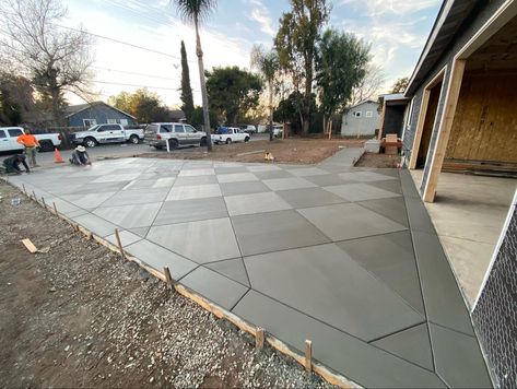 New decorative concrete driveway, walkway and entryway stairs out in Escondido CA. Really happy how this turned out, looks amazing. #concrete #driveway #decorative #hardscapes Dryway Ideas Driveways, Cement Driveway Ideas, Concrete Driveway Design, Concrete Driveway Ideas, Driveway Concrete, Decorative Concrete Driveways, Cement Driveway, Driveway Walkway, Stamped Concrete Driveway