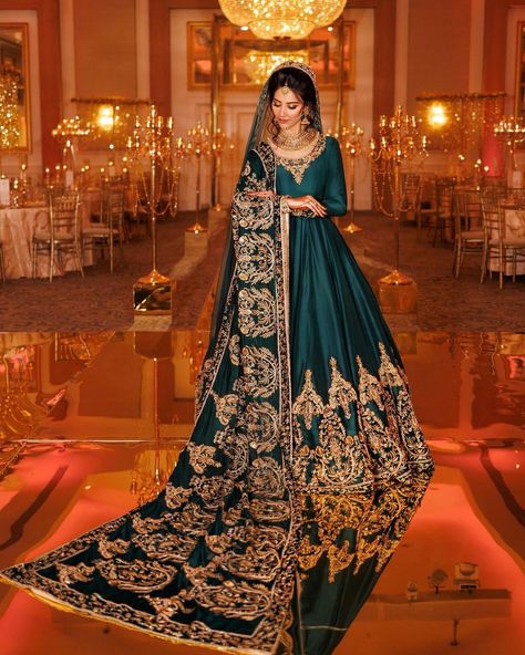 Bengali Clothes, Bride Bengali, Bangladeshi Clothes, Pakistan Street, Bengali Culture, Pakistan Street Style, London Bride, Western Wedding Dresses, Bengali Bride