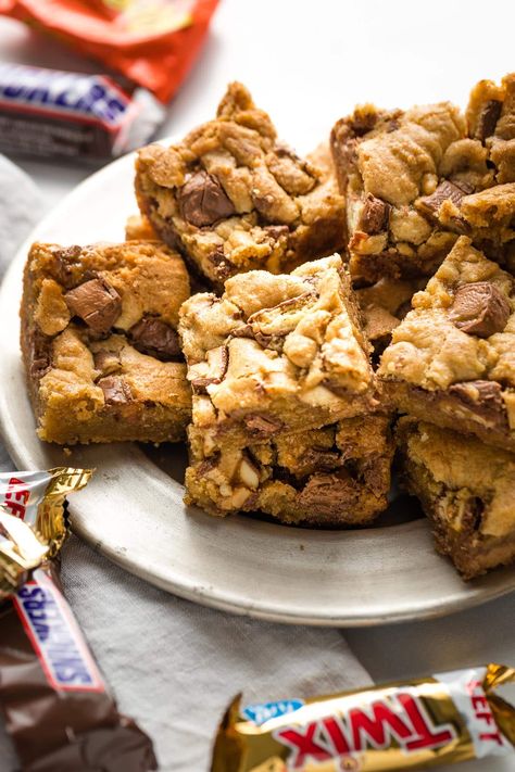 Candy Bar Blondies Candy Bar Blondies, Leftover Candy, Chocolate Pack, Chewy Candy, Bar Recipes, Best Candy, Halloween Recipes, Dessert Bars, Fish And Seafood