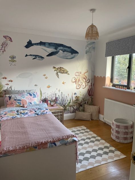 Kids bedroom with underwater themed wallpapwr - pink and white big girl bedroom Girls Sea Themed Bedroom, Bedroom Ideas Sea Theme, Under The Sea Girls Bedroom, Sea Creature Bedroom, Underwater Bedroom Theme, Under The Sea Bedroom Kids, Kids Ocean Bedroom, Under The Sea Bedroom Ideas, Girls Ocean Bedroom