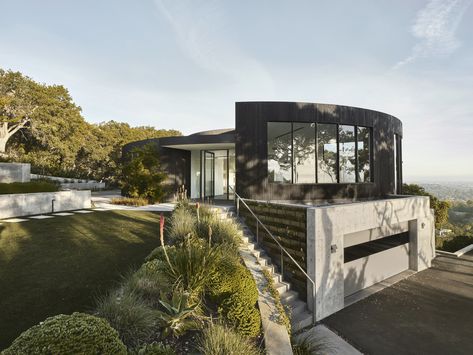 Round House by Feldman Architecture – Video Feature – The Local Project San Francisco Modern House, Charred Wood Siding, 1960s House, Urban Tree, Charred Wood, Interior Minimalista, Round House, California Homes, Architecture Photo