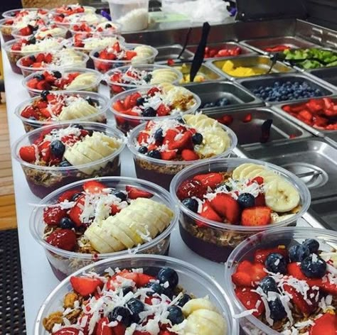 Acai Bowl Takeaway, Smoothie Shop Design Ideas, Mini Acai Bowls, Acai Bowl Party, Acai Bowl Bar Party, Smoothie Bowl Business, Açaí Bowl Bar, Healthy Food Truck Ideas, Smoothie Bar Aesthetic