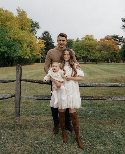 Fall Family Photos Christmas Tree Farm, Family Outfit Christmas Pictures, Burberry Family Photo Outfits, Holiday Family Photo Ideas Outfit, Ralph Lauren Family Photos, Boho Christmas Outfits Family, Outfit Ideas For Family Pictures Winter, Family Of Three Photoshoot Outfits, Family Photos Woods Outdoor