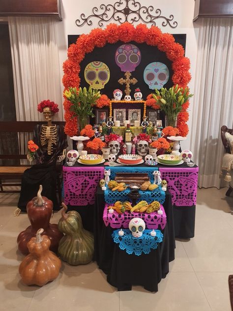 Altar de muertos Dia De Los Muertos Crafts Ideas, Dia De Los Muertos Party Ideas, Day Of The Dead Diy, Dia De Los Muertos Decorations Ideas, Day Of The Dead Party, Den Mrtvých, Mini Altar, Orange Wedding Flowers, Halloween Treats For Kids