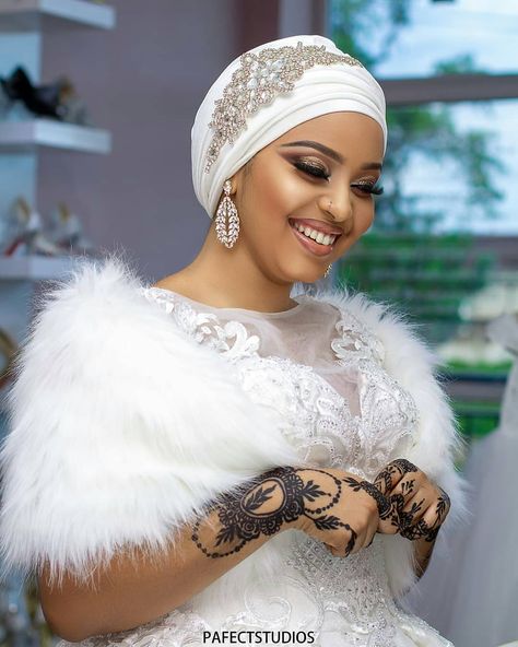 Africa's #1 Event Stream Tv on Instagram: “Shoo Pretty ❤ Dress, accessories @weaccessorizebridals . . . . . . www.ovationpin.com @ovationpin #ovationpin #weddingdigestnaija…” African Head Dress, African Wedding Attire, Bridal Hijab, Modest Bridal, African Traditional Wedding, Hair Wrap Scarf, Curls Hairstyles, Hair Scarf Styles, Mode Turban