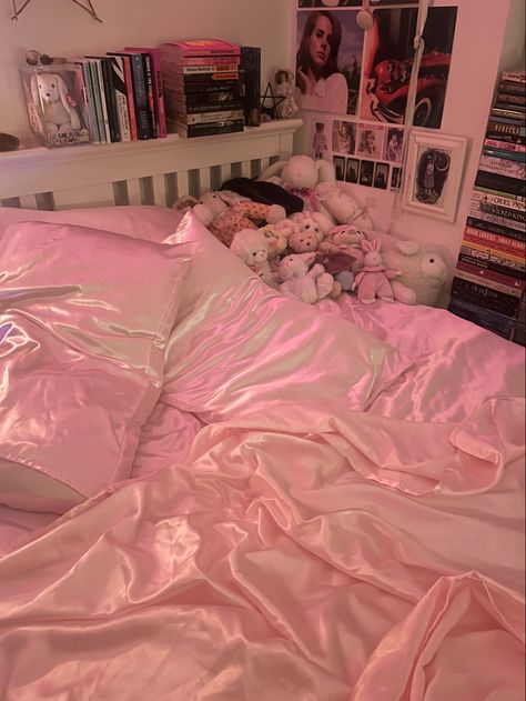 Pink Satin Sheets Aesthetic, Pink Bedsheets Aesthetic, Bedroom Silk Bedding, Satin Bedding Ideas, Satin Bedroom Aesthetic, Satin Sheets Bedrooms, Satin Bed Sheets Aesthetic, Pink Silk Bedding, Satin Bed