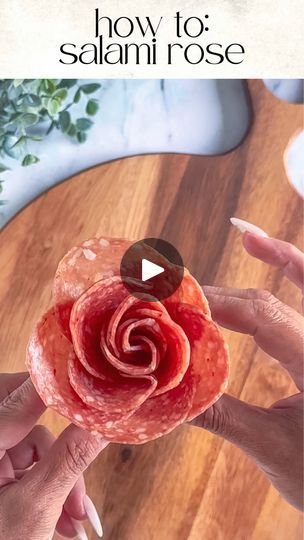 Cheese Roses, Charcuterie Food, Salami And Cheese, Yummy World, Aioli Sauce, Decorative Food, Fruit Trays, Charcuterie Recipes, Veggie Tray