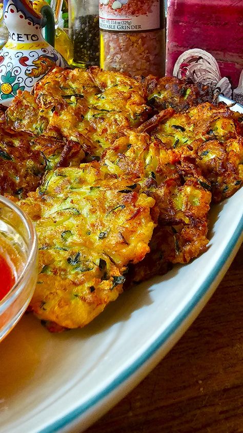 Zucchini fritters are savory vegetable patties combined with flour. eggs, cheese and then pan-fried to a golden deliciousness Fried Zucchini Patties, Best Zucchini Fritters Recipe, Zucchini Fritters Eggless, Zucchini And Corn Fritters Recipe, Zucchini Fritters No Egg, Vegetable Patties, Zucchini Quinoa Fritters, Baked Zucchini Fritters, Zucchini Patties