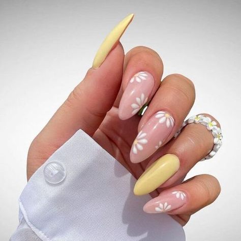 Yellow Nails Design, Pastel Nails Designs, Short Gel Nails, Daisy Nails, Nails Only, Trendy Nail Art, Pastel Nails, Yellow Nails, Nail Designs Spring