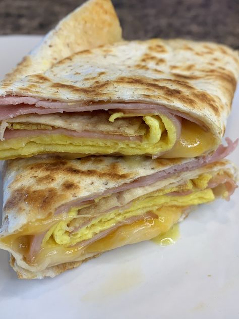 Wrap Aesthetic Food, Egg And Cheese Tortilla Wrap, Egg And Cheese Wrap, Wrap Aesthetic, Croissants Breakfast, Breakfast Wraps Recipes, Eggs Cheese Breakfast, Wraps Recipes Easy, Egg Tortilla