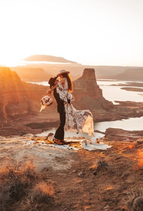 Lake Powell Boho Elopement Adventure - jessielynphotography.com Orange Photoshoot, Horseshoe Bend Wedding, Western Shoot, Lake Powell Arizona, Western Elopement, Wedding Western, Wedding Desert, Sunrise Ceremony, Utah Adventures