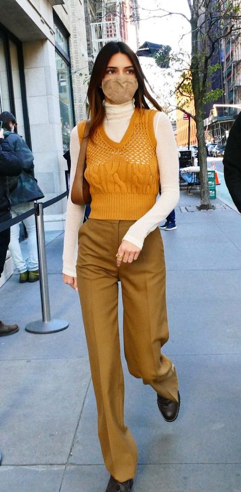 Kendall Jenner might have just found the perfect solution to dressing for the confusing summer-fall hybrid weather we've been having lately: cropped sweater vests with cutouts. 📸: Getty Images #kendalljenner #sweatervest #fallstyle #falloutfits #celebritystyle #style Cropped Sweater Vest Outfit, Rainbow Vest, Vest Street Style, Cropped Sweater Outfit, Cropped Sweater Vest, White Oversized Sweater, Sweater Vest Outfit, Chica Cool, Celebrity Casual Outfits