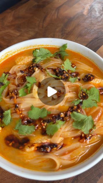 Red Curry Recipes, Thai Red Curry Noodle Soup, Noodle Curry, Thai Soup Recipes, Thai Noodle Soups, Red Curry Noodle Soup, Curry Noodle Soup, Red Curry Recipe, Rice Noodle Soup