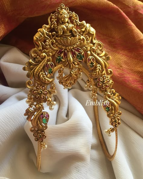 Antique Armlet Gold, Dandavanki Designs, Odiyanam Designs Gold, Jewelry Gold Aesthetic, Vanki Designs Jewellery Latest, Aravanki Gold Designs Latest, Vanki Designs Jewellery Gold, Vanku Rings Gold, Aravanki Gold Designs