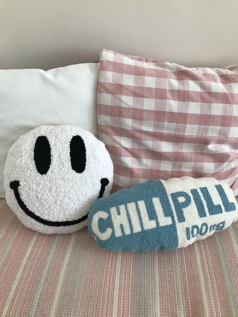 Cool Bed Pillows, Bed With Cute Pillows, Cute Aesthetic Pillows, Cojines Aesthetic, Cute Pillows Aesthetic, Chill Pill Pillow, Smiley Pillow, Pill Pillow, Pillows Aesthetic