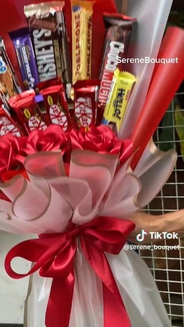 Diy Bouquet With Chocolate, Diy Bouquet Of Chocolates, Sweets Flower Bouquet, Birthday Bouquet Chocolate, Diy Chocolate Flower Bouquet, Diy Flower Bouquet With Chocolate, Diy Food Bouquet, Candy And Flower Bouquet Diy, Flower Buke Ideas