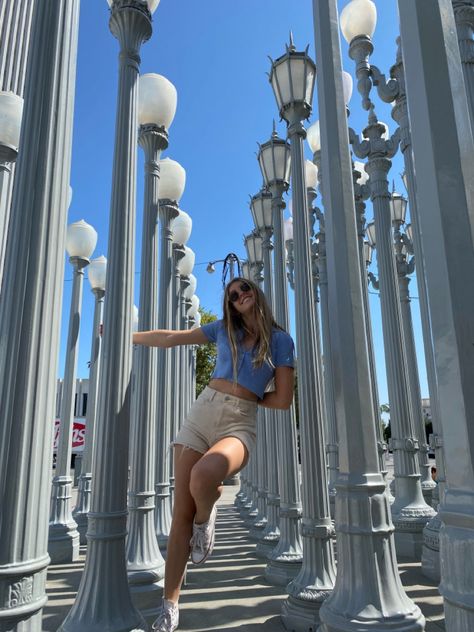 Sta Monica Pier Outfit, The Broad Museum Pictures, The Broad Museum Outfit, Summer Outfits Los Angeles, Lacma Lights Photo Ideas, Universal Hollywood Outfit, Hollywood Sign Outfit, La Photo Ideas, Los Angeles Picture Ideas