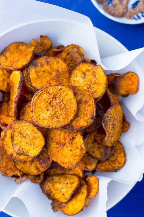 Bbq Sweet Potato, Sweet Potato Bbq, Sweet Potato Chips Recipe, Healthy Chili Recipe Turkey, Sweet Potato Chips Baked, Homemade Appetizer, Crispy Sweet Potato, Chili Recipe Turkey, Yummy Sweet Potatoes