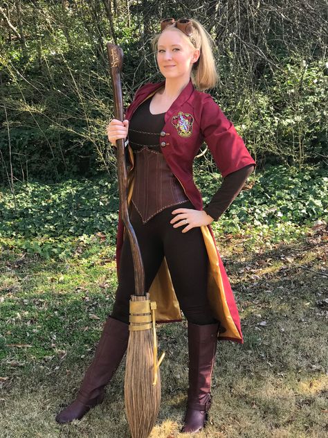 Gryffindor Quidditch Player - @leesymaecosplay —— #harrypotter #cosplay #quidditch #gryffindor #diy Quidditch Costume, Manga Photography, Harry Potter Uniform, Gryffindor Uniform, Harry Potter Kostüm, Gryffindor Outfit, Gryffindor Costume, Hogwarts Robes, Gryffindor Quidditch