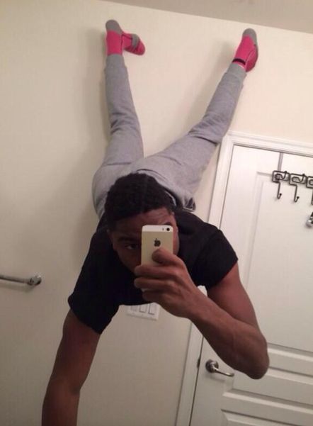 The “Check Out My Socks” | 22 Of The Best Extreme Selfies Extreme Selfies, Funny Selfie, Selfie Fail, Funny Selfies, Iphone Wallpaper For Guys, Best Selfies, Solo Photo, Selfie Mirror, Selfie Ideas