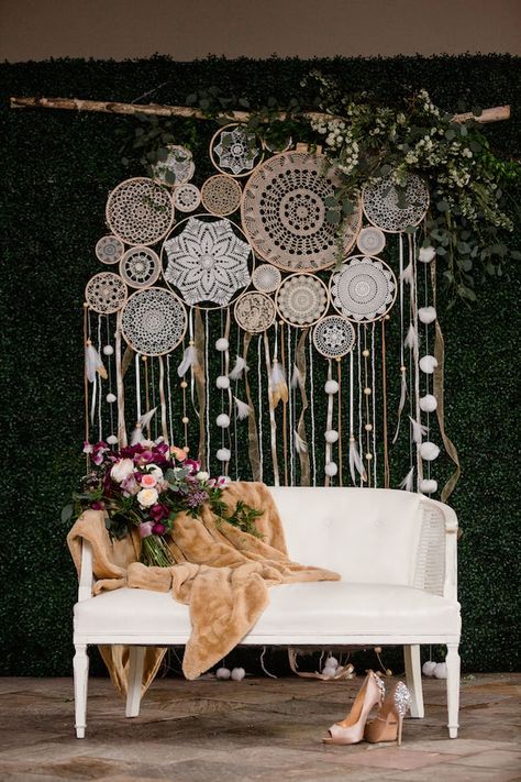 Edgy and Modern Wedding Inspo | The Perfect Palette Boho Wedding Decor Ideas, Moody Tablescape, Backdrop Boho, Boho Chic Party, Moderne Have, Boho Wedding Backdrop, Edgy Bridal, Boho Wedding Decor, Wedding Decor Ideas