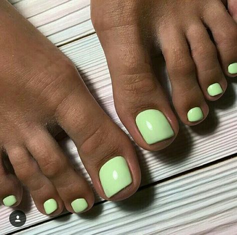 Summer Pedi Ideas, Lemon Pedicure, Neon Green Pedicure, Summer Toenail Colors 2024, Mint Green Toe Nails, Summer Toe Nails 2024 Trends, Pedicure Ideas Green, Toenail Ideas, Green Pedicure