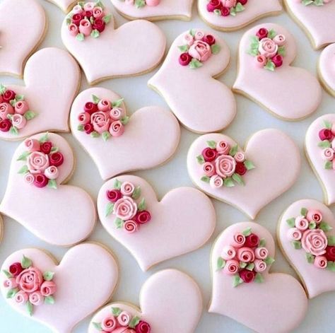 Heart Cookies Decorated, Wedding Shower Cupcakes, Valentine Cookies Decorated, Pink Sweets, Valentine Sugar Cookies, Wedding Cake Cookies, Bridal Shower Cupcakes, Shaped Cookies, Heart Shaped Cookies