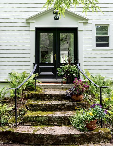 14 Front Door Ideas For A Great First Impression - House & Home Exterior Step Railing Ideas, Small Front Steps Ideas, Exterior Stairs To Front Door, Stairs To Front Door, Outdoor Stairs To House Entrance, Front Door Stairs, Entrance Walkway, Outdoor Railings, Porch Rails