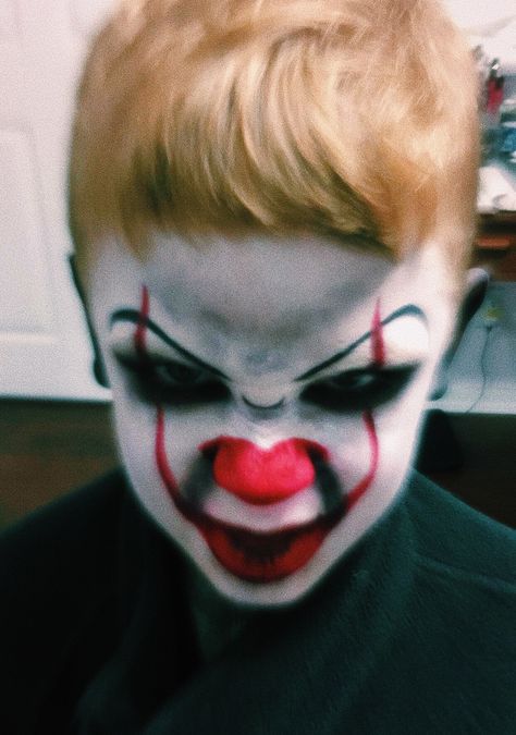 It Pennywise boy Halloween makeup look Penny Wise Makeup Boy, Halloween Makeup Boys Kids, Clown Makeup For Boys, Pennywise Makeup Boy, Scary Clown Makeup For Kids, Halloween Makeup For Kids Boys, Clown Makeup Boy, Boy Clown Makeup, Halloween Makeup Children